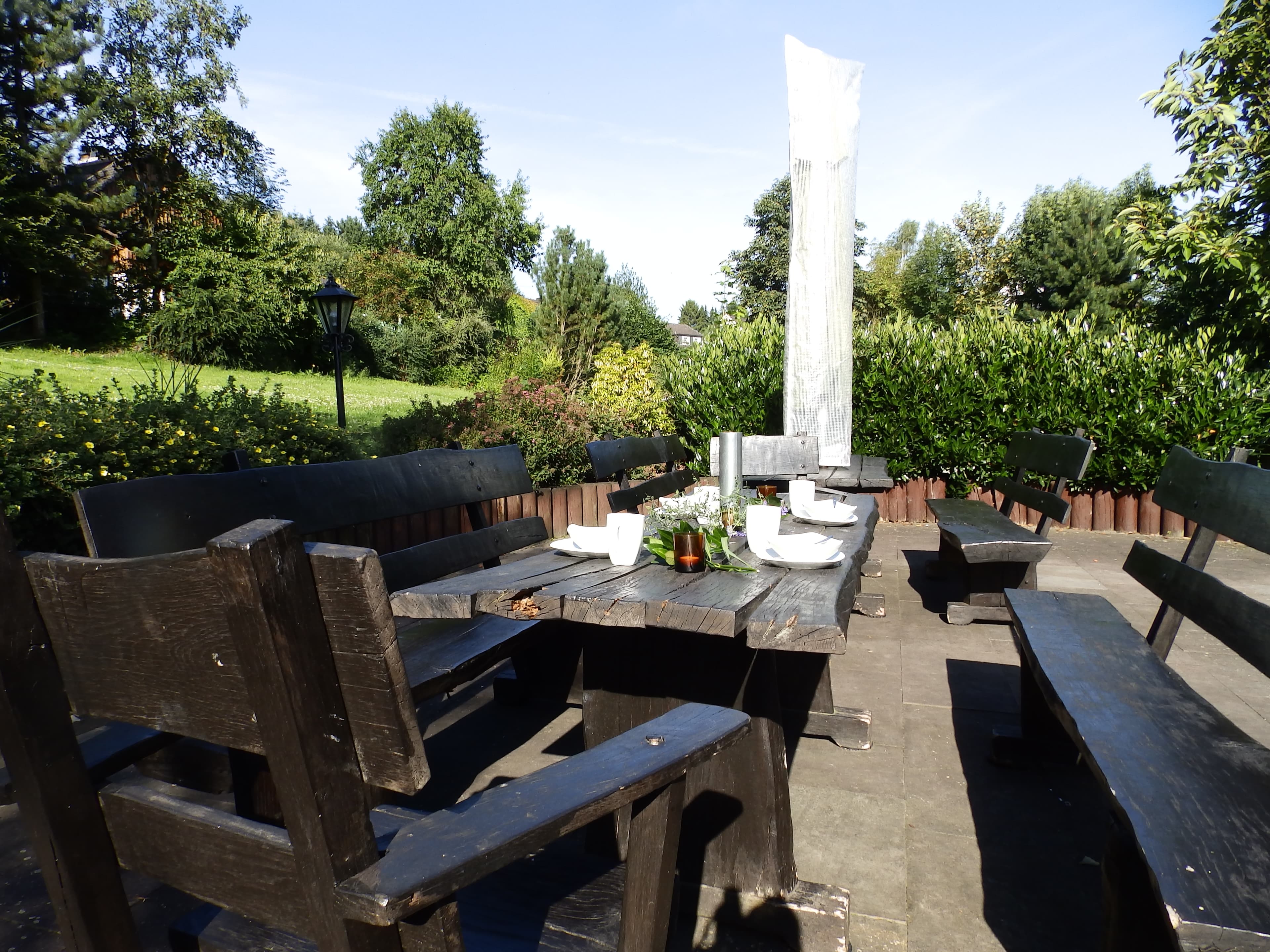 Genussvolle Grillmomente im privaten Naturgarten