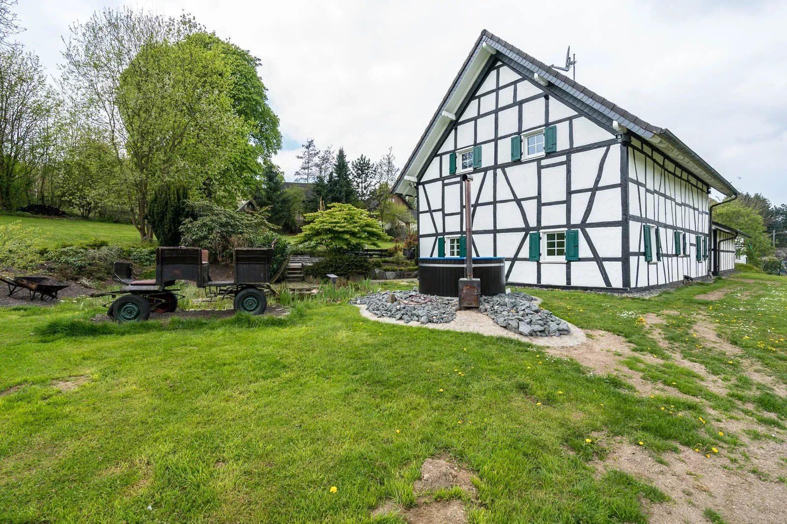 Warum ein Ferienhaus mit großem Grundstück für Hundebesitzer ideal ist